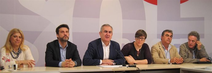 González Tovar y algunos de los responsables de su programa de empleo
