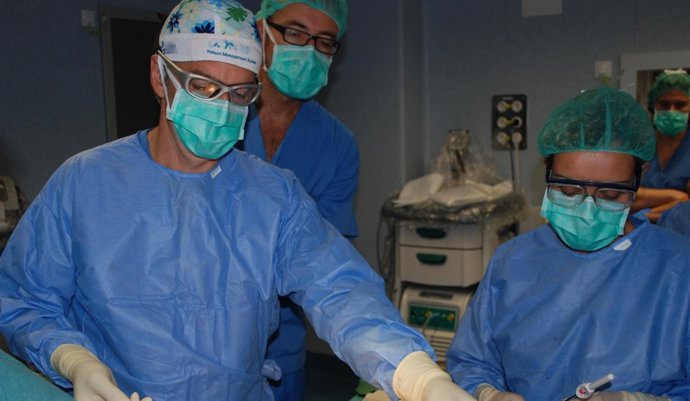 Doctores implantando un desfibrilador