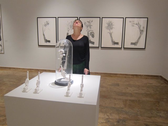 La artista, Mavi Escamilla, ante una de sus obras