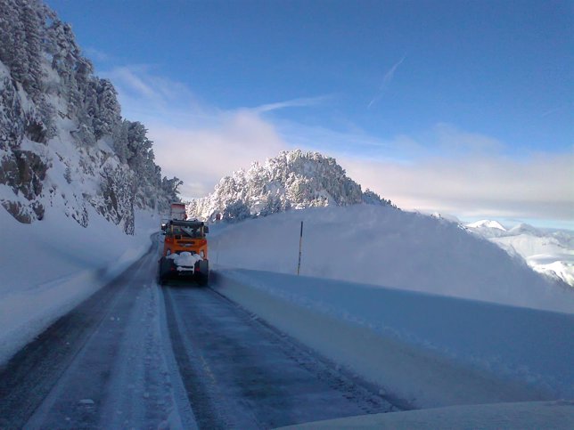 Carretera con nieve en Navarra