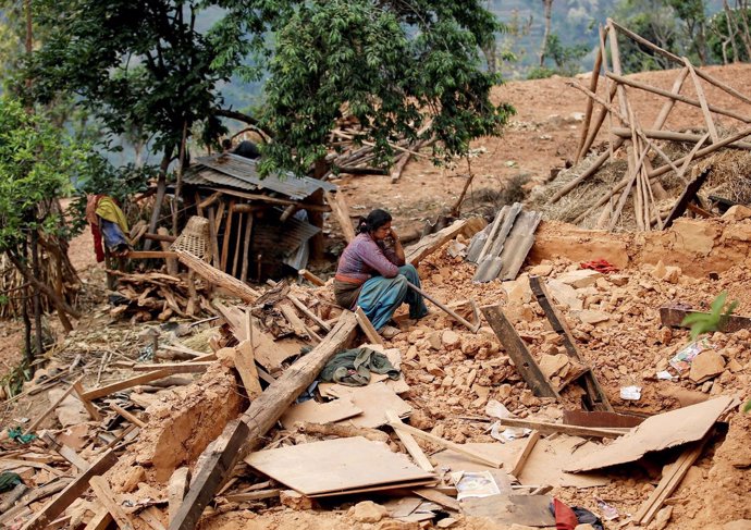 Mujer sentada sobre los escombros tras terremoto Nepal
