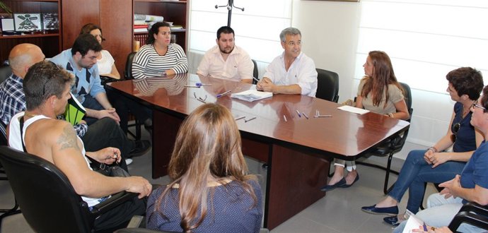 Alcalde de estepona josé maría garcía urbano en reunión 