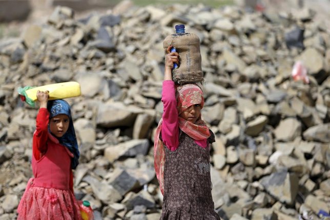 Niñas llevando agua en Saná, Yemen