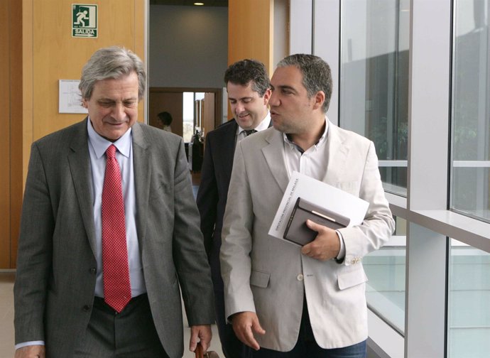 El presidente provincial, Elías Bendodo, y el arquitecto Salvador Moreno Peralta