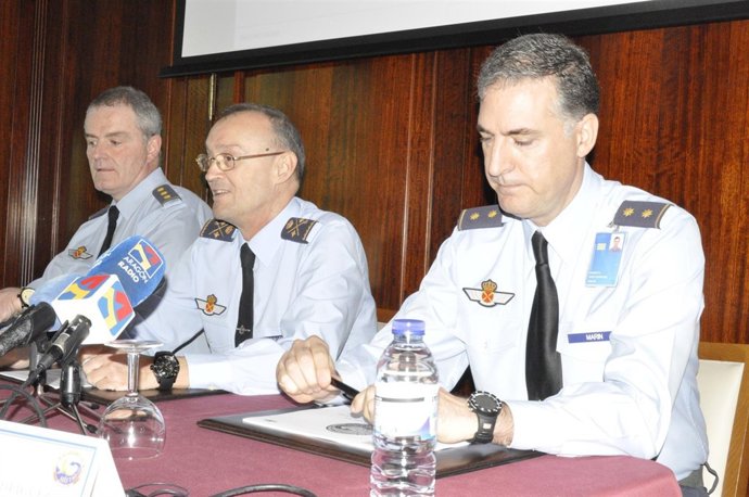 El general Santiago Guillén, en el centro, explica la incorporación al EATC.