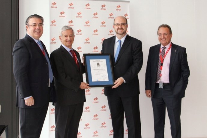 Representantes de AENOR entregan el certificado a Cepsa