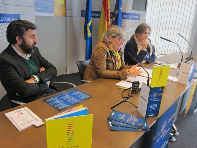 Ana González, (centro), en rueda de prensa. 