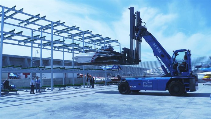 Máquina que coloca barcos de ocho metros de eslora en estanterías marina eslora