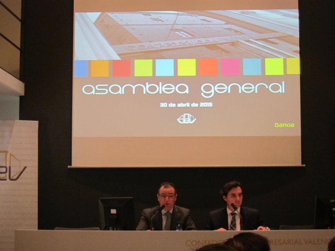 Navarro en la Asamblea General de la CEV, acompañado por Miralles.