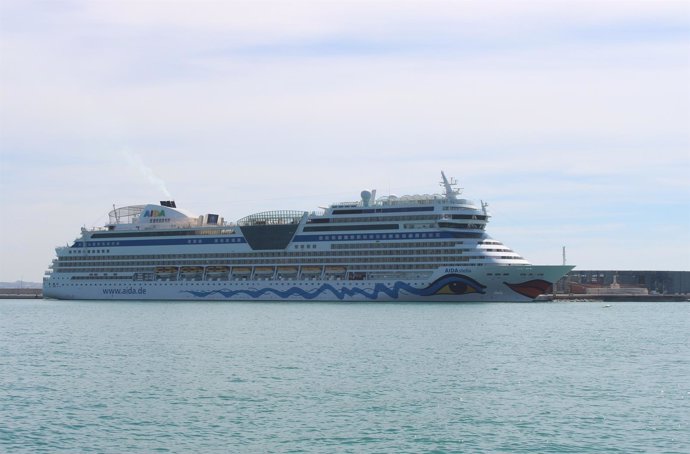 Crucero barco AIDA stella málaga buque puerto crucerista turista mediterráneo