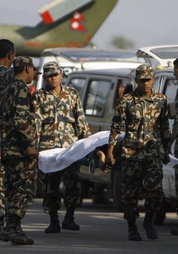 Soldados de Nepal transportan el cadáver de una de las 22 víctimas de un acciden