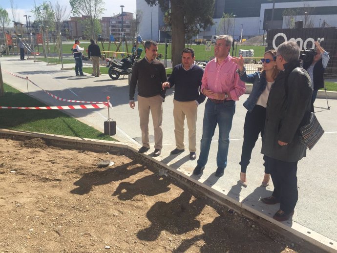 El alcalde visitando terrenos de cesión al colegio 'Almadén'