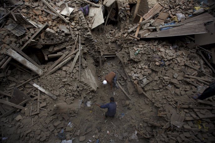 Búsqueda de supervivientes en un edificio derruido en Nepal