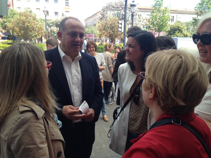Calabuig en su visita al barrio del Cabanyal-Canyamelar