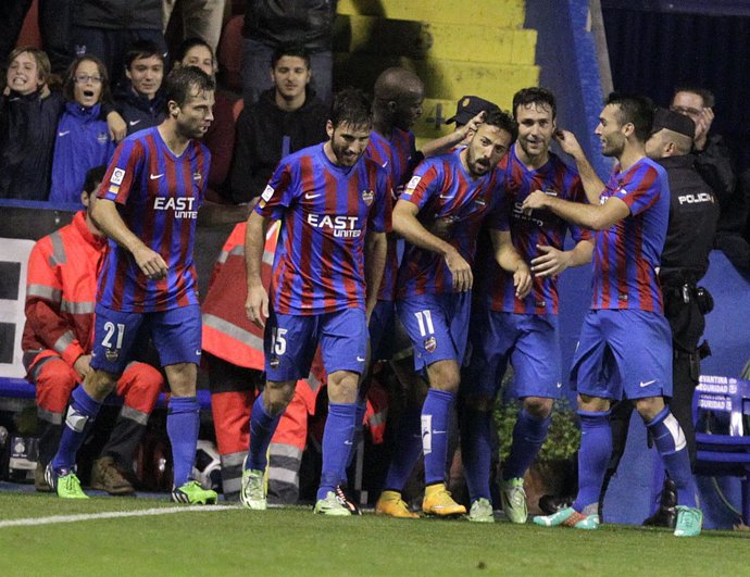 Jugadores del Levante celebran un gol