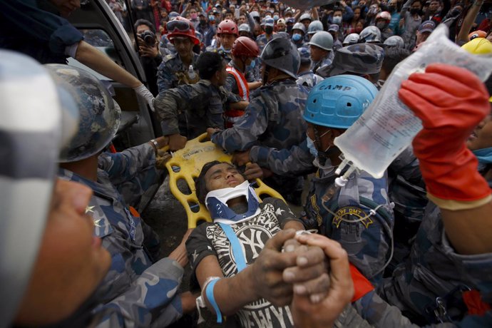 Niño de 15 años rescatado de los escombros en Nepal