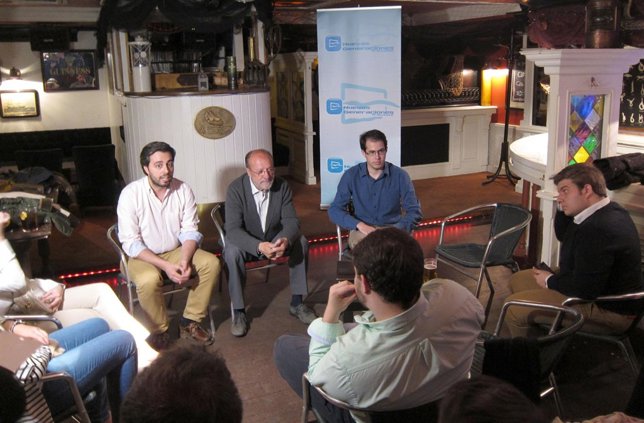 León de la Riva (c) en un acto de NNGG de Valladolid