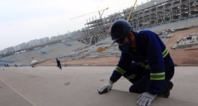 Obrero de la construcción trabajando en la remodelación del Arena de Sao Paulo.