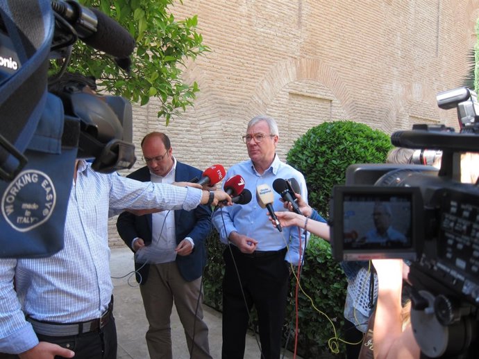 Valcárcel y Pedro Antonio atienden a los medios antes de firmar Manifiesto 