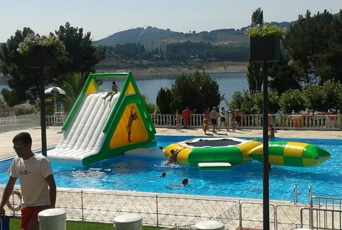 Estructura hinchable en una piscina