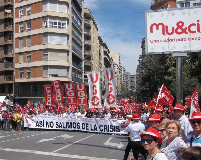 Manifestación del Primero de Mayo a su llegada al final de la Gran Vía