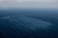 Continúa saliendo combustible del 'Oleg Naydenov'