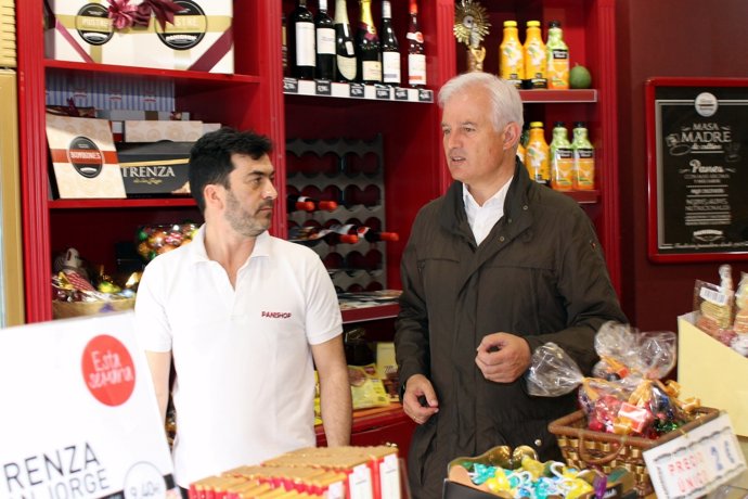 Eloy Suárez visita un comercio del barrio de San José.