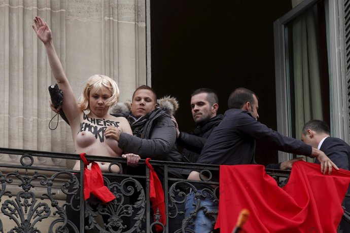 Activista de Femen irrumpe en un acto de Marine Le Pen