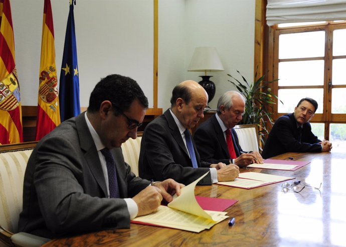 Firma del convenio entre el Gobierno de Aragón y la FET.