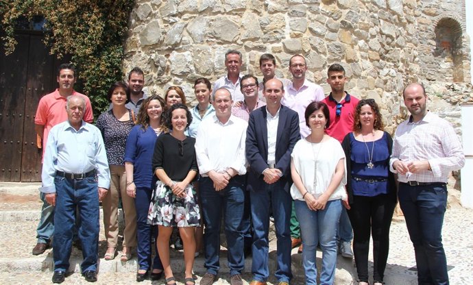 Conejo junto a la candidatura del PSOE en Alozaina