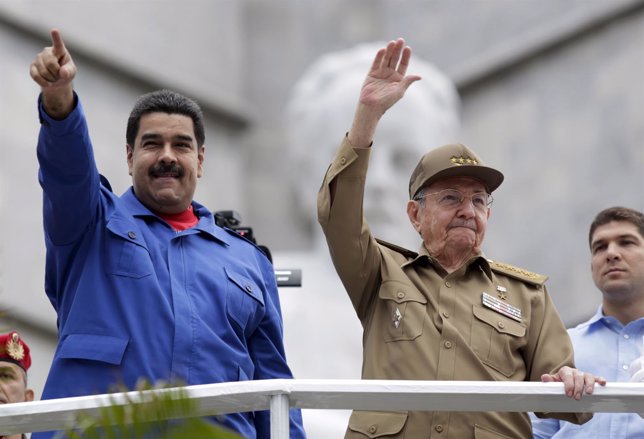 Los presidentes de Venezuela, Nicolás Maduro, y Cuba, Raúl Castro