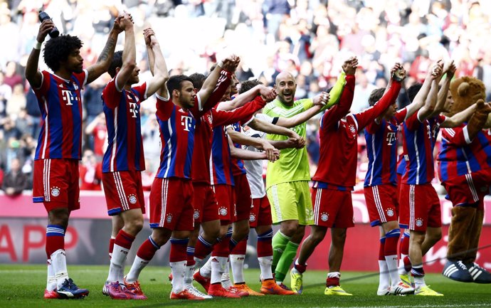 El Bayern celebra con su afición el triunfo ante  el Frankfurt. Reina, titular