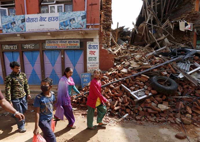 Personas ante los escombros producidos por el terremoto en Sangachowk, Nepal
