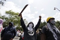 Manifestantes queman figuras de Peña Nieto en el estado de Guerrero