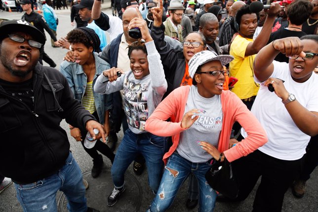 La población de Baltimore celebra el procesamiento de seis policías