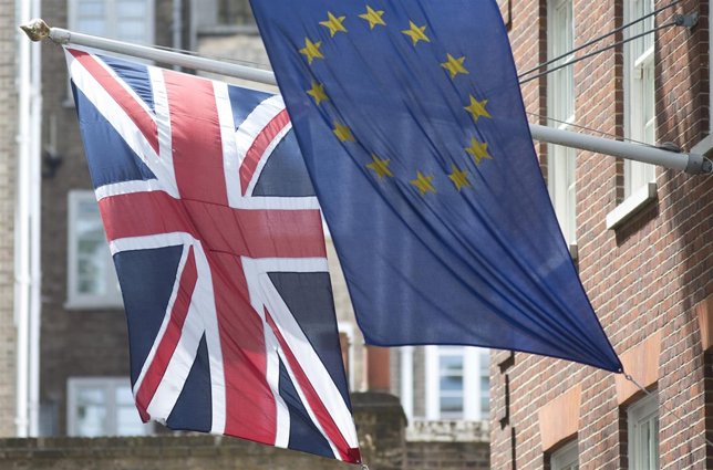 Banderas de Reino Unido y la Unión Europea