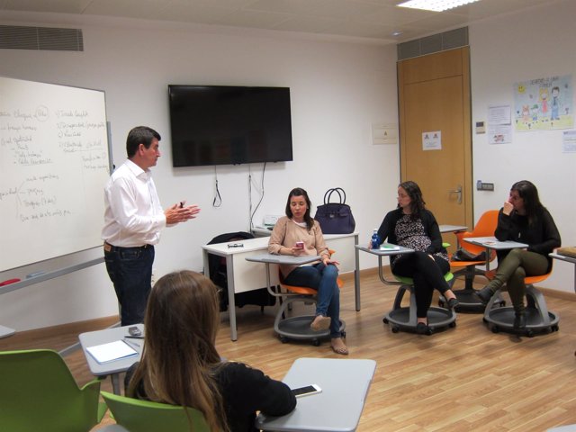 Giner durante su reunión con un grupo de madres