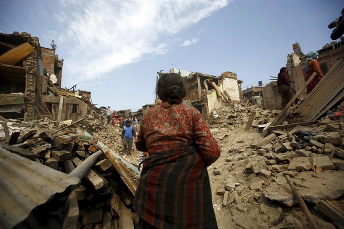 Gente trabajando en los escombros tras el seísmo en Nepal