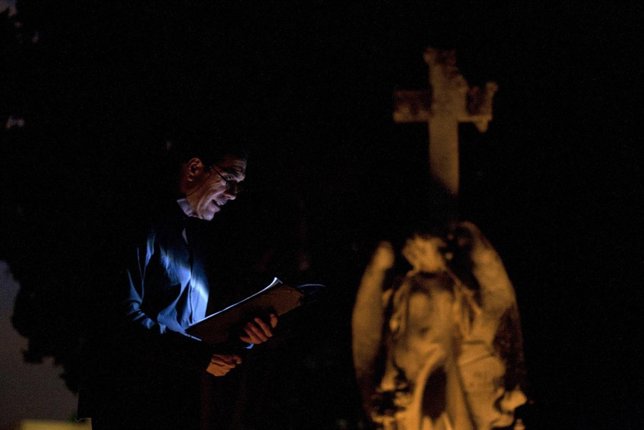 Carlos Garrido organiza un espectáculo nocturno en el cementerio