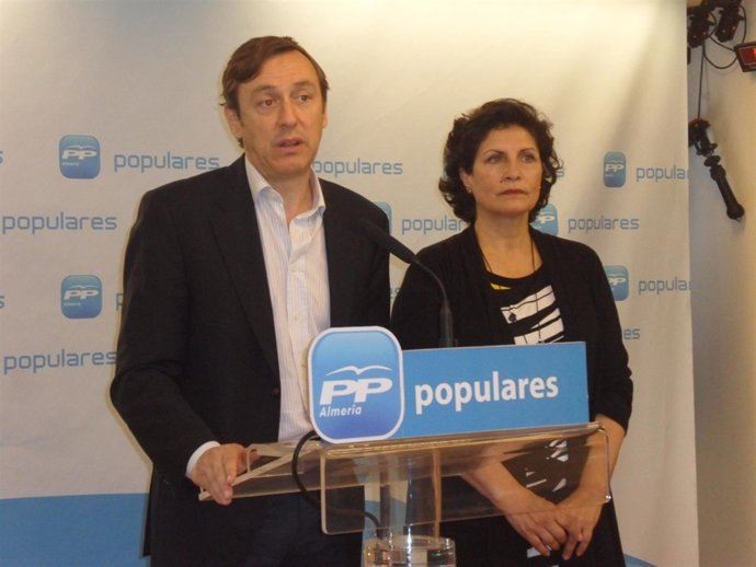 El portavoz del PP en el Congreso, Rafael Hernando, junto a Carmen Navarro