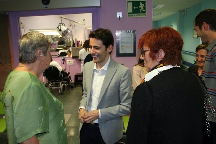 Pedro Casares (PSOE) visita la residencia de mayores de Cueto 