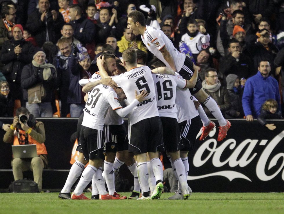 El Valencia celebra en grupo un gol en su estadio
