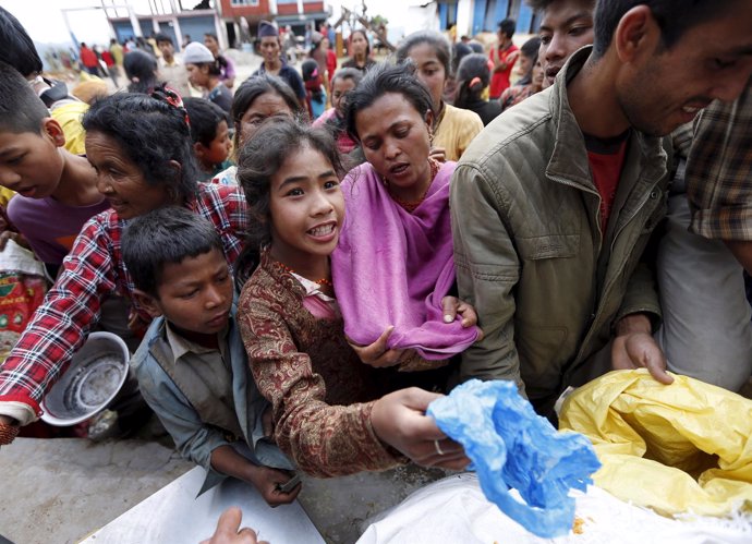 Personas esperando a recibir ayuda en Nepal