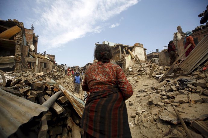 Gente trabajando en los escombros tras el seísmo en Nepal
