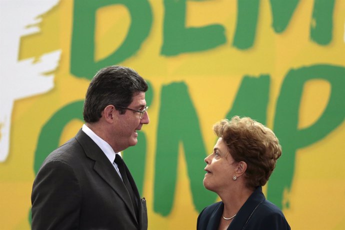 Joaquim Levy habla con el presidente de Brasil, Dilma Rousseff,