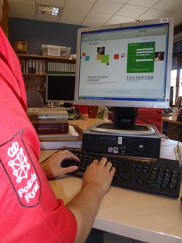 Un agente de la Policía Foral trabaja con un ordenador