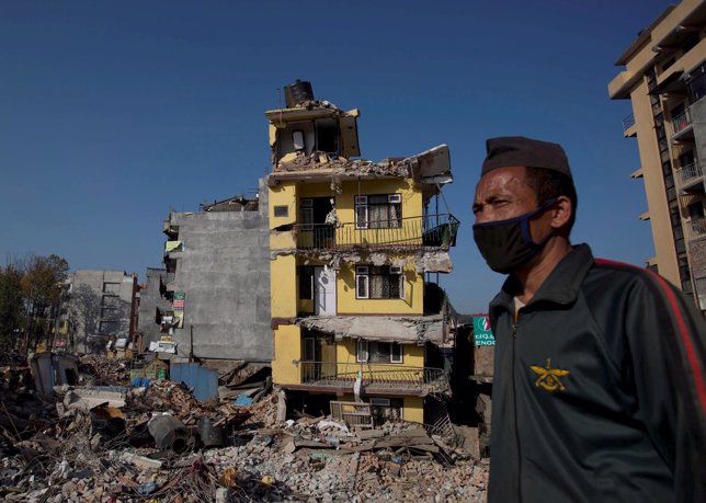 Un hombre camina por Katmandú tras el terremoto