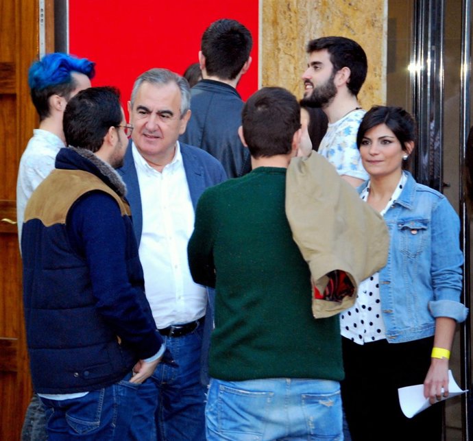 Rafael González Tovar, con jóvenes