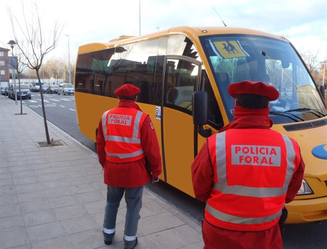 Policía Foral realiza un control a un autobús de transporte escolar