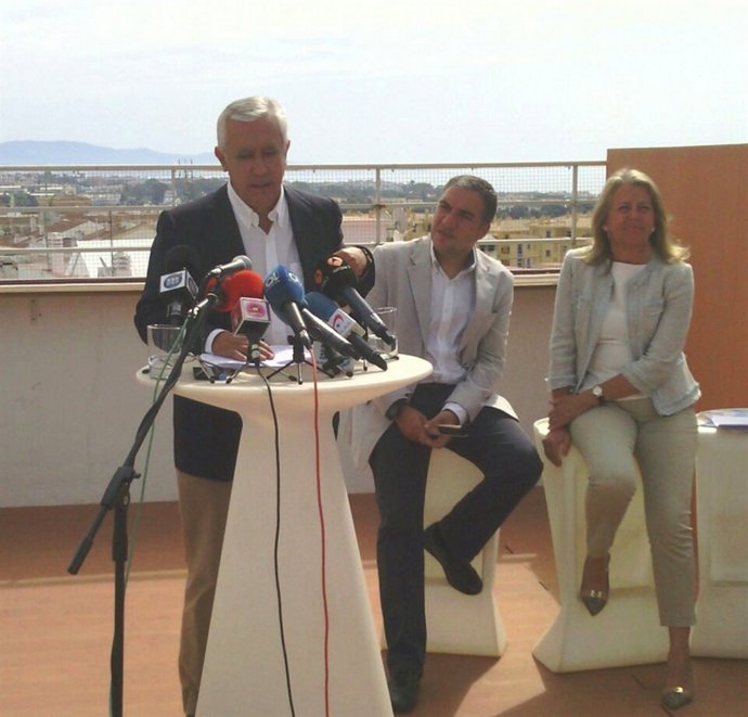 Javier Arenas, PP, con Elías Bendodo y Ángeles Muñoz en Marbella